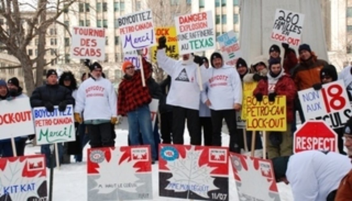 Lock-out chez Pétro-Canada  – Dans un geste de solidarité, des centaines de membres du SCEP-FTQ détruisent leur carte de crédit Pétro-Canada